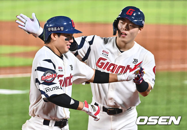 [OSEN=부산, 이석우 기자] 7일 부산 사직야구장에서 2024 신한 SOL 뱅크 KBO 리그 롯데 자이언츠와 NC 다이노스의 경기가 열렸다. 홈팀 롯데는 김진욱이 선발 출전하고 NC는 이재학이 선발 출전했다.롯데 자이언츠 손성빈이 5회말 무사 2,3루 좌중월 3점 홈런을 치고 고승민의 축하를 받고 있다. 2024.08.07 / foto0307@osen.co.kr