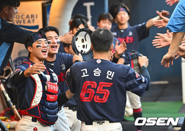 [OSEN=창원, 이석우 기자] 27일 창원NC파크에서 2024 신한 SOL 뱅크 KBO 리그 NC 다이노스와 롯데 자이언츠의 경기가 열렸다. 홈팀 NC는 김시훈이 방문팀 롯데는 반즈가 선발 출전했다. 롯데 자이언츠 고승민이 1회초 2사 1,2루 나승엽의 좌익수 앞 1타점 안타때 득점을 올리고 하이파이브를 하고 있다. 2024.07.27 / foto0307@osen.co.kr