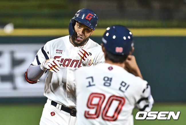 [OSEN=울산, 이석우 기자] 16일 울산 문수야구장에서 2024 신한 SOL 뱅크 KBO 리그 롯데 자이언츠와 두산 베어스의 경기가 열렸다. 홈팀 롯데는 반즈가 선발로 두산은 최원준이 선발로 나섰다.롯데 자이언츠 레이예스가 8회말 무사 중월 솔로 홈런을 치고 세리머니를 하고 있다. 2024.07.16 / foto0307@osen.co.kr