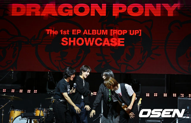 [OSEN=조은정 기자] ‘안테나 신인 밴드’ 드래곤포니(Dragon Pony) 첫 EP ‘POP UP(팝업)’ 발매 및 데뷔 쇼케이스가 26일 오후 서울 서대문구 예스24 원더로크홀에서 열렸다.드래곤포니(안태규, 편성현, 권세혁, 고강훈)의 타이틀 곡 'POP UP'은 평범한 삶에 섞이지 못하는 불완전한 소년들의 뜨거운 외침을 담은 곡이다. 사회가 정한 기준, 즉 곧게만 설계된 길은 가지 않겠다는 드래곤포니의 자전적인 메시지가 녹아있다. 드래곤포니가 파이팅을 외치고 있다. 2024.09.26 /cej@osen.co.kr