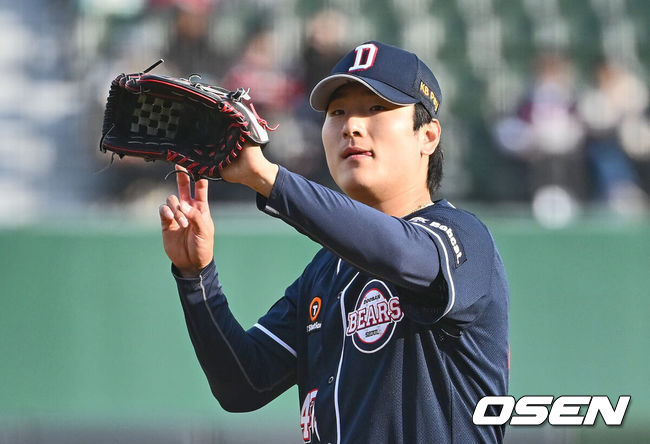 [OSEN=부산, 이석우 기자] 6일 부산 사직구장에서 2024 신한 SOL 뱅크 KBO 리그 롯데 자이언츠와 두산 베어스의 경기가 열렸다. 전날 1점차로 아쉬운 패배를 기록한 롯데는 안경 에이스 박세웅을 선발로 내세워 설욕전을 펼치며 연패를 끊은 두산은 곽빈을 선발로 내세워 연승을 노린다.두산 베어스 선발 투수 곽빈이 사인을 보내고 있다. 2024.04.06 / foto0307@osen.co.kr