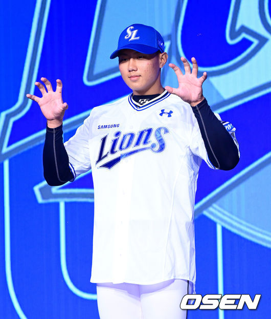 [OSEN=지형준 기자] 11일 오후 서울 잠실 롯데호텔 월드에서 2025 KBO 신인 드래프트가 열렸다.2025 KBO 신인 드래프트는 전면 드래프트 방식으로 진행된다. 지명은 1라운드부터 11라운드까지 이뤄지며, 2023년도 구단 순위의 역순인 키움-한화-삼성-롯데-KIA-두산-NC-SSG-KT-LG 순서로 실시된다.대구고 배찬승이 삼성에 지명되며 포즈를 취하고 있다. 2024.09.11 / jpnews@osen.co.kr