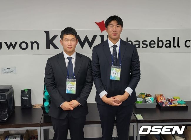 KT 위즈 박건우(왼쪽), 김동현. /OSEN DB