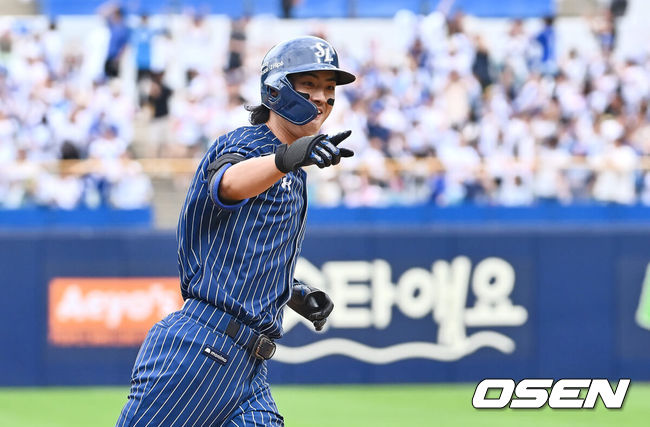 [OSEN=대구, 이석우 기자] 22일 대구삼성라이온즈파크에서 2024 신한 SOL 뱅크 KBO 리그 삼성 라이온즈와 키움 히어로즈의 경기가 열렸다. 홈팀 삼성은 원태인이 방문팀 키움은 후라도가 선발 출전했다. 삼성 라이온즈 구자욱이 3회말 2사 중월 솔로 홈런을 치고 세리머니를 하고 있다. 2024.09.22 / foto0307@osen.co.kr