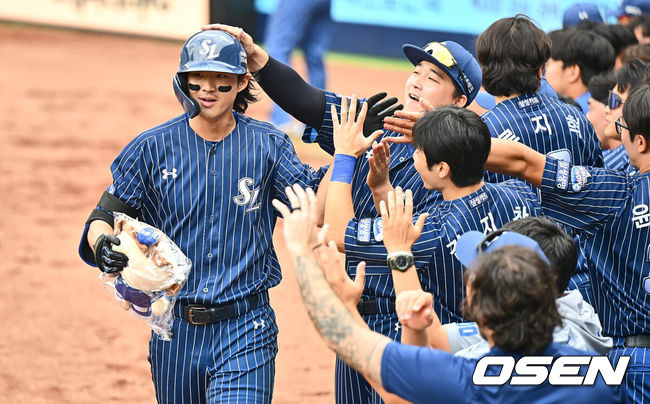 [OSEN=대구, 이석우 기자] 22일 대구삼성라이온즈파크에서 2024 신한 SOL 뱅크 KBO 리그 삼성 라이온즈와 키움 히어로즈의 경기가 열렸다. 홈팀 삼성은 원태인이 방문팀 키움은 후라도가 선발 출전했다. 삼성 라이온즈 구자욱이 3회말 2사 중월 솔로 홈런을 치고 하이파이브를 하고 있다. 2024.09.22 / foto0307@osen.co.kr