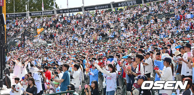 [OSEN=부산, 이석우 기자] 17일 부산 사직야구장에서 2024 신한 SOL 뱅크 KBO 리그 롯데 자이언츠와 LG 트윈스의 경기가 열렸다. 홈팀 롯데는 박진이 선발 출전하고 LG는 엔스가 선발 출전했다.롯데 자이언츠 팬들이 열띤 응원을 하고 있다. 2024.09.17 / foto0307@osen.co.kr