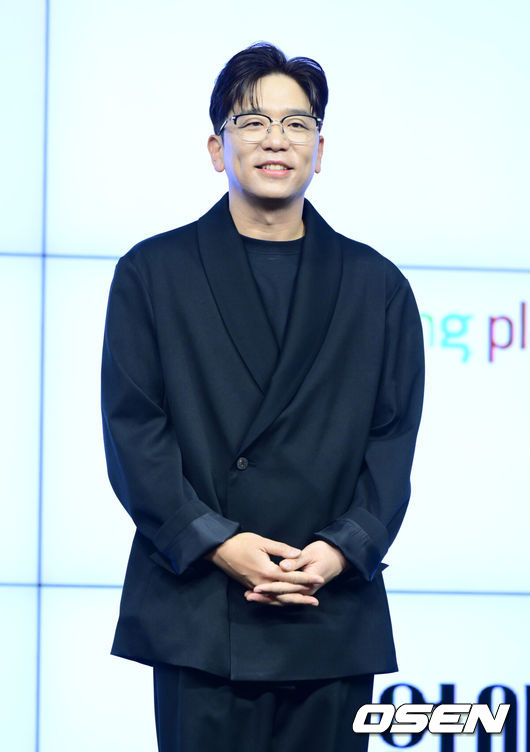 [OSEN=지형준 기자] 18일 오후 서울 JW 메리어트 동대문 스퀘어에서 쿠팡플레이 새 예능 '사내연애' 기자간담회가 열렸다.'사내연애'는 연애가 곧 월급이 되는 가상의 패션회사에서 펼쳐지는 12명 남녀들의 직장 로맨스 리얼리티.가수 이적이 포토타임을 하고 있다. 2022.11.18 /jpnews@osen.co.kr