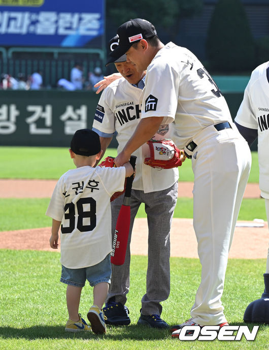 [OSEN=이대선 기자] 경기에 앞서 SSG 시포를 마친 SSG 노경은이 시구를 한 아버지 노의귀씨, 시타를 한 아들 노권후군과 포옹을 하고 있다. 2024.09.01 /sunday@osen.co.kr