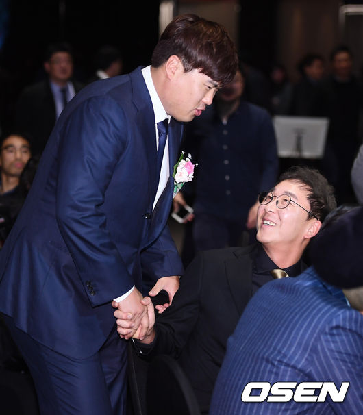 [OSEN=박준형 기자] 4일 오전 서울 플라자호텔에서 진행된 2018 조아제약프로야구대상 시상식에서 류현진(왼쪽)이 정우람과 웃으며 이야기를 나누고 있다. 2018.12.04 /soul1014@osen.co.kr