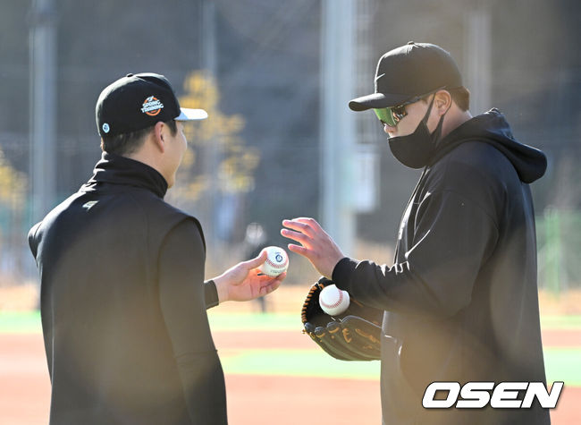 [OSEN=거제, 이대선 기자] 토론토 시절 류현진(오른쪽)이 MLB 직장 폐쇄로 한화 스프링캠프를 찾아 정우람과 이야기를 나누고 있다. 2022.02.03 /sunday@osen.co.kr