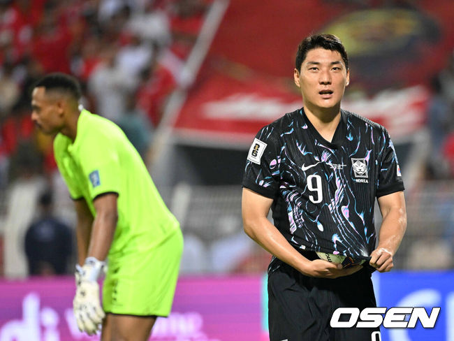 [OSEN=무스카트(오만) 민경훈 기자] 홍명보 감독이 이끄는 대한민국 축구 국가대표팀은 10일 오후 11시(이하 한국시간) 오만 무스카트의 술탄 카부스 종합운동장에서 오만과 2026 국제축구연맹(FIFA) 북중미 월드컵 아시아 지역 3차 예선 B조 2차전 맞대결에서 3-1 승리를 거뒀다.이로써 홍명보호는 지난 팔레스타인전 충격을 딛고 첫 승을 신고하는 데 성공했다.후반 팀의 세 번쨰 골을 성공시킨 대한민국 주민규가 세리머니를 하고 있다. 2024.09.10 / rumi@osen.co.kr