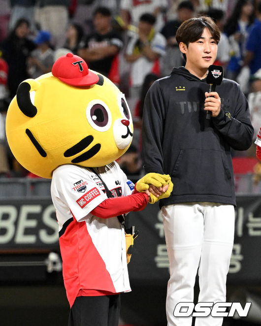 '윤영철 고생했다' 호걸이의 쓰담쓰담