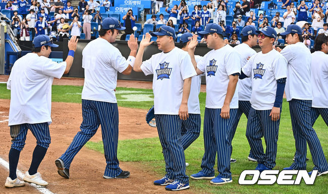 [OSEN=대구, 이석우 기자] 22일 대구삼성라이온즈파크에서 2024 신한 SOL 뱅크 KBO 리그 삼성 라이온즈와 키움 히어로즈의 경기가 열렸다. 홈팀 삼성은 원태인이 방문팀 키움은 후라도가 선발 출전했다. 삼성 라이온즈 박진만 감독이 키움 히어로즈에 9-8로 승리 2위를 확정짓고 선수들과 기쁨을 나누고 있다. 2024.09.22 / foto0307@osen.co.kr