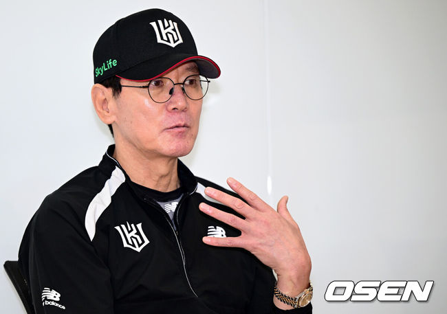 [OSEN=잠실, 최규한 기자] 2일 오후 서울 잠실야구장에서 ‘2024 신한 SOL뱅크 KBO 포스트시즌’ 와일드카드 결정 1차전 두산 베어스와 KT 위즈의 경기가 열린다.두산은 곽빈, KT는 윌리엄 쿠에바스를 선발 투수로 내세웠다.경기를 앞두고 KT 이강철 감독이 취재진과 인터뷰 시간을 갖고 있다. 2024.10.02 / dreamer@osen.co.kr