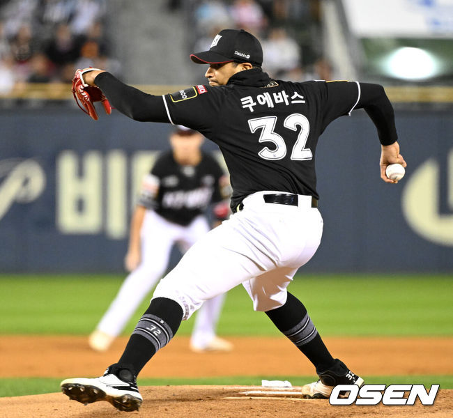 [OSEN=잠실, 이대선 기자] 2일 오후 서울 잠실야구장에서 2024 신한 SOL뱅크 KBO 포스트시즌 와일드카드 결정 1차전 두산 베어스와 KT 위즈의 경기가 열렸다.1회말 무사에서 KT 선발투수 쿠에바스가 역투하고 있다. 2024.10.02 /sunday@osen.co.kr