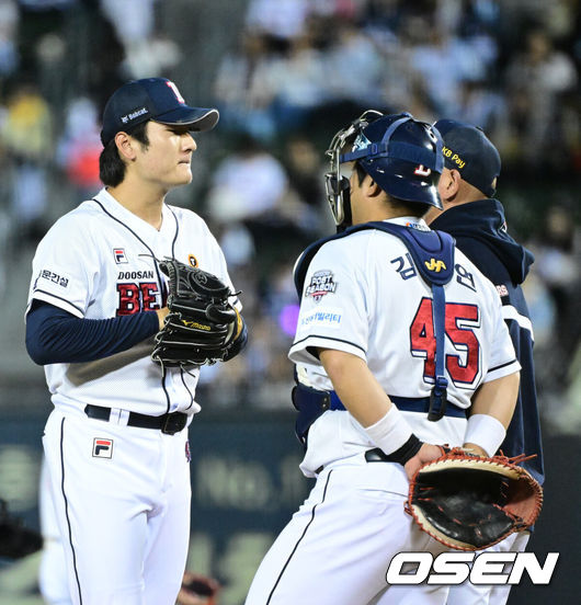 [OSEN=잠실, 최규한 기자] 2일 오후 서울 잠실야구장에서 ‘2024 신한 SOL뱅크 KBO 포스트시즌’ 와일드카드 결정 1차전 두산 베어스와 KT 위즈의 경기가 열렸다.두산은 곽빈, KT는 윌리엄 쿠에바스를 선발 투수로 내세웠다.1회초 무사 2, 3루 상황 두산 선발 곽빈이 포수 김기연-박정배 코치와 마운드에서 대화를 나누고 있다. 2024.10.02 / dreamer@osen.co.kr