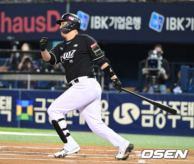 [OSEN=잠실, 최규한 기자] 2일 오후 서울 잠실야구장에서 ‘2024 신한 SOL뱅크 KBO 포스트시즌’ 와일드카드 결정 1차전 두산 베어스와 KT 위즈의 경기가 열렸다.두산은 곽빈, KT는 윌리엄 쿠에바스를 선발 투수로 내세웠다.1회초 무사 1, 2루 상황 KT 장성우가 선제 1타점 적시타를 날리고 있다. 2024.10.02 / dreamer@osen.co.kr