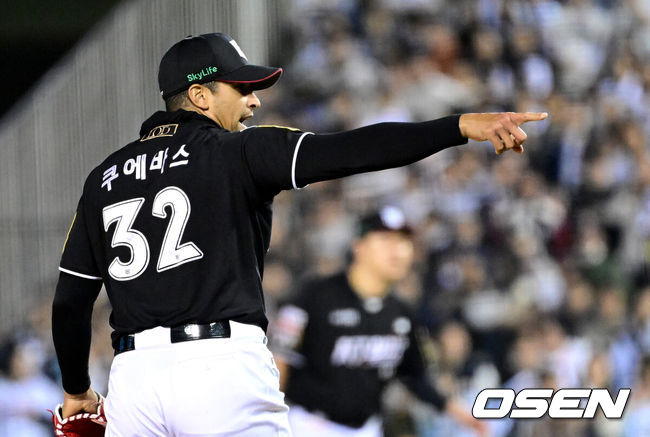 [OSEN=잠실, 최규한 기자] 2일 오후 서울 잠실야구장에서 ‘2024 신한 SOL뱅크 KBO 포스트시즌’ 와일드카드 결정 1차전 두산 베어스와 KT 위즈의 경기가 열렸다.두산은 곽빈, KT는 윌리엄 쿠에바스를 선발 투수로 내세웠다.4회말 2사 주자없는 상황 KT 선발 쿠에바스가 두산 강승호를 삼진으로 이끌며 손짓하고 있다. 2024.10.02 / dreamer@osen.co.kr