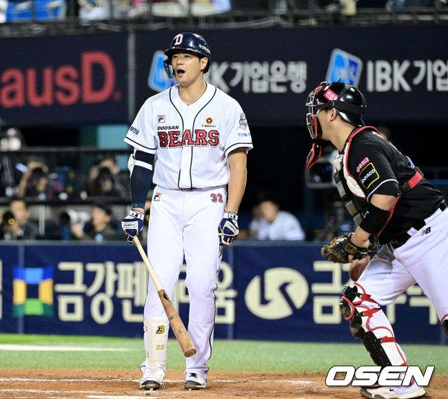 [OSEN=잠실, 최규한 기자] 2일 오후 서울 잠실야구장에서 ‘2024 신한 SOL뱅크 KBO 포스트시즌’ 와일드카드 결정 1차전 두산 베어스와 KT 위즈의 경기가 열렸다.두산은 곽빈, KT는 윌리엄 쿠에바스를 선발 투수로 내세웠다.6회말 1사 1, 3루 상황 두산 김재환이 삼진에 아쉬워하고 있다. 2024.10.02 / dreamer@osen.co.kr