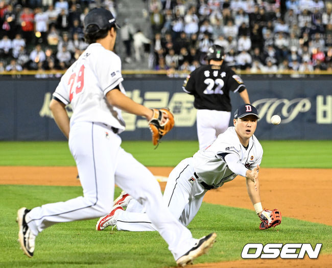 [OSEN=잠실, 이대선 기자] 2일 오후 서울 잠실야구장에서 2024 신한 SOL뱅크 KBO 포스트시즌 와일드카드 결정 1차전 두산 베어스와 KT 위즈의 경기가 열렸다.8회초 무사 1루에서 KT 강백호의 타구를 잡은 두산 양석환이 베이스 커버를 들어오는 투수 이병헌에게 송구하고 있다. 2024.10.02 /sunday@osen.co.kr