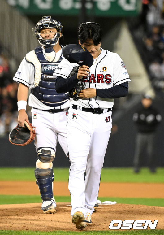 [OSEN=잠실, 이대선 기자] 2일 오후 서울 잠실야구장에서 2024 신한 SOL뱅크 KBO 포스트시즌 와일드카드 결정 1차전 두산 베어스와 KT 위즈의 경기가 열렸다.2회말 무사 1루에서 두산 곽빈이 마운드를 내려가고 있다. 2024.10.02 /sunday@osen.co.kr