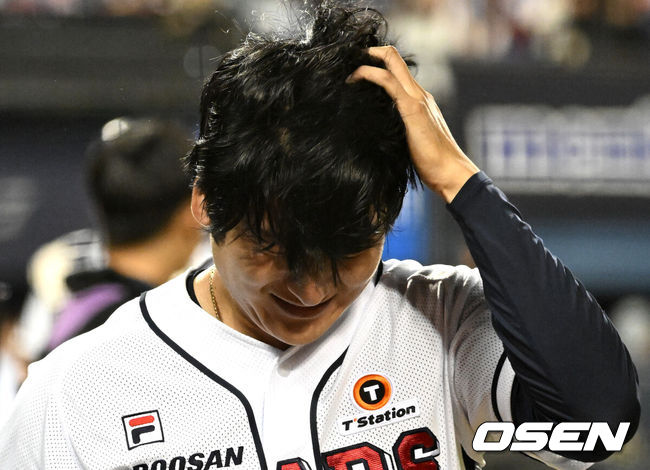 [OSEN=잠실, 이대선 기자] 2일 오후 서울 잠실야구장에서 2024 신한 SOL뱅크 KBO 포스트시즌 와일드카드 결정 1차전 두산 베어스와 KT 위즈의 경기가 열렸다.1회초 수비를 마친 두산 선발투수 곽빈이 실점에 아쉬운 표정으로 더그아웃으로 가고 있다. 2024.10.02 