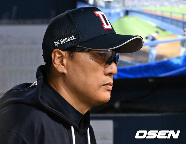 [OSEN=잠실, 이대선 기자] 2일 오후 서울 잠실야구장에서 2024 신한 SOL뱅크 KBO 포스트시즌 와일드카드 결정 1차전 두산 베어스와 KT 위즈의 경기가 열렸다.두산 이승엽 감독이 경기를 바라보고 있다. 2024.10.02 /sunday@osen.co.kr