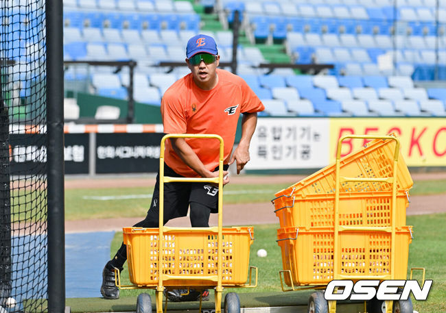 [OSEN=박준형 기자] 한화 김강민이 후배들에게 배팅볼을 던져주고 있다.  2024.08.02 / soul1014@osen.co.kr