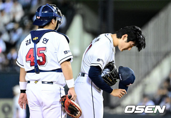 [OSEN=잠실, 최규한 기자] 2일 오후 서울 잠실야구장에서 ‘2024 신한 SOL뱅크 KBO 포스트시즌’ 와일드카드 결정 1차전 두산 베어스와 KT 위즈의 경기가 열렸다.두산은 곽빈, KT는 윌리엄 쿠에바스를 선발 투수로 내세웠다.2회초 무사 1루 상황 두산 선발 곽빈이 강판되고 있다. 2024.10.02 / dreamer@osen.co.kr