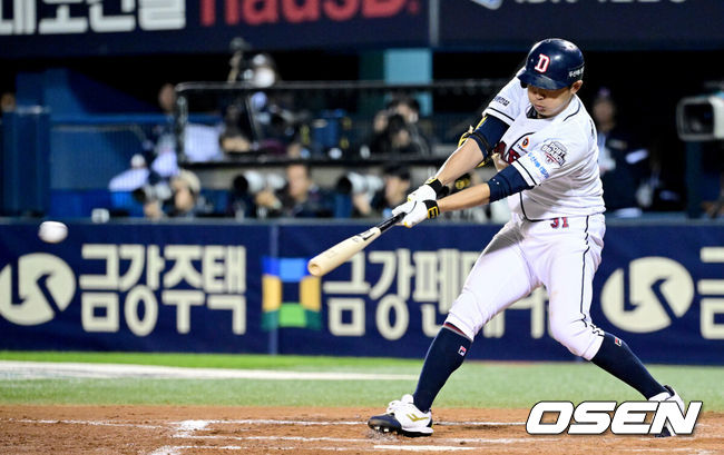 [OSEN=잠실, 최규한 기자] 2일 오후 서울 잠실야구장에서 ‘2024 신한 SOL뱅크 KBO 포스트시즌’ 와일드카드 결정 1차전 두산 베어스와 KT 위즈의 경기가 열렸다.두산은 곽빈, KT는 윌리엄 쿠에바스를 선발 투수로 내세웠다.6회말 무사 선두타자로 나선 두산 정수빈이 안타를 날리고 있다. 2024.10.02 / dreamer@osen.co.kr