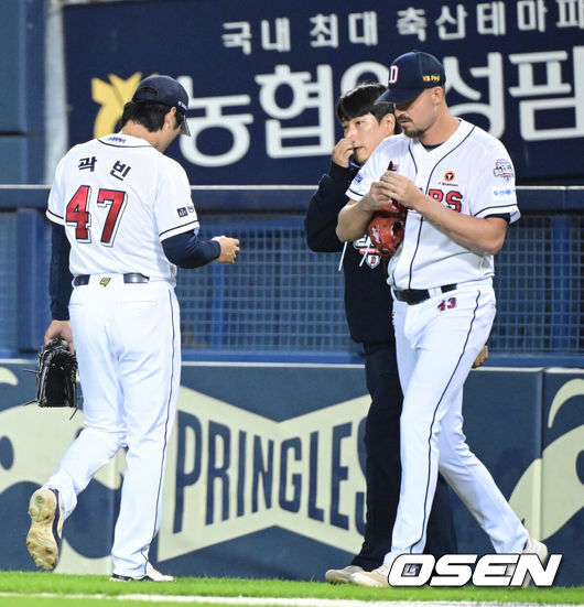 [OSEN=잠실, 최규한 기자] 2일 오후 서울 잠실야구장에서 ‘2024 신한 SOL뱅크 KBO 포스트시즌’ 와일드카드 결정 1차전 두산 베어스와 KT 위즈의 경기가 열렸다.두산은 곽빈, KT는 윌리엄 쿠에바스를 선발 투수로 내세웠다.2회초 무사 1루 상황 두산 선발 곽빈이 강판되고 있다. 2024.10.02 / dreamer@osen.co.kr