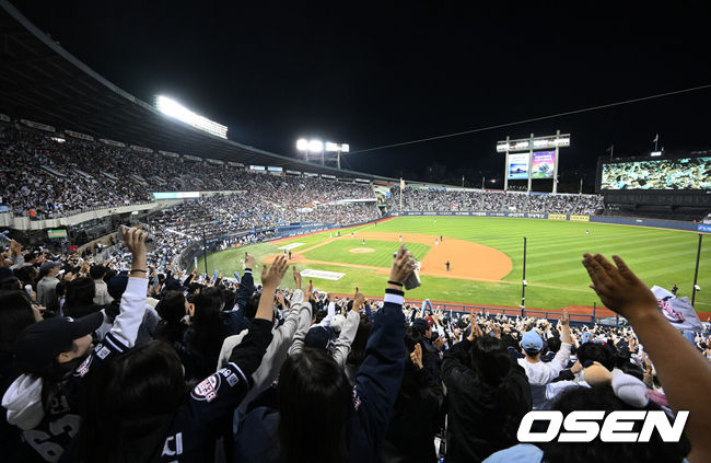 [OSEN=잠실, 이대선 기자] 2일 오후 서울 잠실야구장에서 2024 신한 SOL뱅크 KBO 포스트시즌 와일드카드 결정 1차전 두산 베어스와 KT 위즈의 경기가 열렸다.관중석을 가득 메운 팬들이 열띤 응원을 펼치고 있다. 2024.10.02 /sunday@osen.co.kr