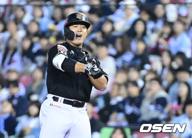 [OSEN=잠실, 최규한 기자] 2일 오후 서울 잠실야구장에서 ‘2024 신한 SOL뱅크 KBO 포스트시즌’ 와일드카드 결정 1차전 두산 베어스와 KT 위즈의 경기가 열렸다.두산은 곽빈, KT는 윌리엄 쿠에바스를 선발 투수로 내세웠다.1회초 무사 2, 3루 상황 KT 강백호가 달아나는 1타점 적시타를 날리고 1루에 안착해 기뻐하고 있다. 2024.10.02 / dreamer@osen.co.kr