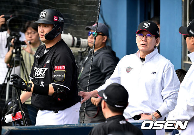 [OSEN=잠실, 최규한 기자] 3일 서울 잠실야구장에서 ‘2024 신한 SOL뱅크 KBO 포스트시즌’ 와일드카드 결정 2차전 두산 베어스와 KT 위즈의 경기가 열렸다.두산은 최승용, KT는 웨스 벤자민을 선발 투수로 내세웠다.1회초 1사 주자없는 상황 KT 로하스가 내야 땅볼을 치고 1루로 뛰다 두산 1루수 양석환의 글러브에 부딪혔다. 이 상황을 두고 두산은 비디오 판독을 요청했고 수비 방해 판정으로 타자 주자는 아웃됐다. 이 판정에 아쉬워한 KT 이강철 감독이 다음 타자 장성우가 타석에 들어서는 것을 말리고 있다. 2024.10.03 / dreamer@osen.co.kr