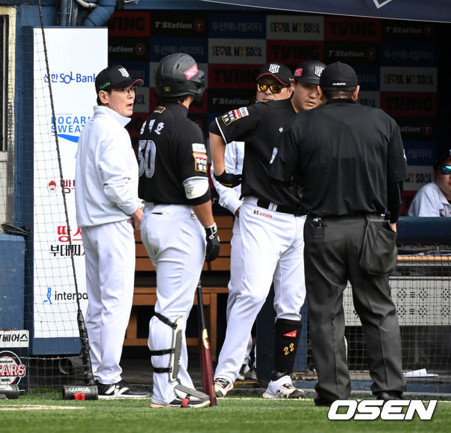 [OSEN=잠실, 이대선 기자] 3일 서울 잠실야구장에서 2024 신한 SOL뱅크 KBO 포스트시즌 와일드카드 결정 2차전 두산 베어스와 KT 위즈의 경기가 열렸다.두산은 최승용, KT는 웨스 벤자민을 선발 투수로 내세웠다.1회초 KT 이강철 감독이 로하스 판정 번복 상황 관련해 심판진에게 어필하고 있다. 2024.10.03 /sunday@osen.co.kr