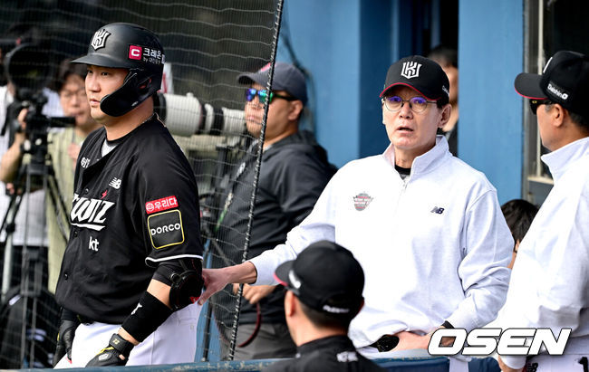 [OSEN=잠실, 최규한 기자] 3일 서울 잠실야구장에서 ‘2024 신한 SOL뱅크 KBO 포스트시즌’ 와일드카드 결정 2차전 두산 베어스와 KT 위즈의 경기가 열렸다.두산은 최승용, KT는 웨스 벤자민을 선발 투수로 내세웠다.1회초 1사 주자없는 상황 KT 로하스가 내야 땅볼을 치고 1루로 뛰다 두산 1루수 양석환의 글러브에 부딪혔다. 이 상황을 두고 두산은 비디오 판독을 요청했고 수비 방해 판정으로 타자 주자는 아웃됐다. 이 판정에 아쉬워한 KT 이강철 감독이 다음 타자 장성우가 타석에 들어서는 것을 말리고 있다. 2024.10.03 / dreamer@osen.co.kr