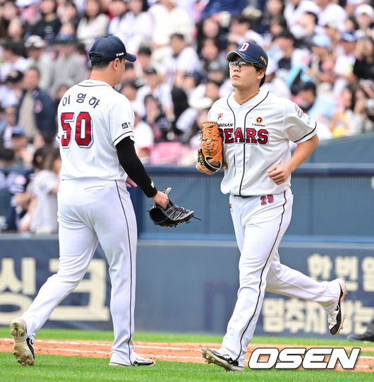 [OSEN=잠실, 최규한 기자] 3일 서울 잠실야구장에서 ‘2024 신한 SOL뱅크 KBO 포스트시즌’ 와일드카드 결정 2차전 두산 베어스와 KT 위즈의 경기가 열렸다.두산은 최승용, KT는 웨스 벤자민을 선발 투수로 내세웠다.5회초 2사 만루 상황 두산 이영하가 마운드를 내려가고 이병헌이 등판하고 있다. 2024.10.03 / dreamer@osen.co.kr