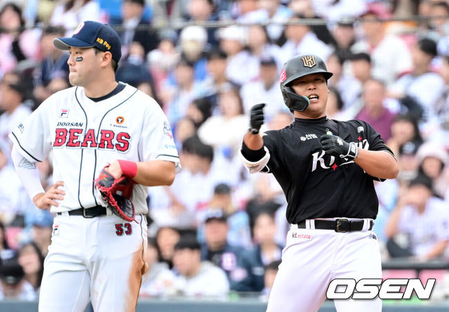 [OSEN=잠실, 최규한 기자] 3일 서울 잠실야구장에서 ‘2024 신한 SOL뱅크 KBO 포스트시즌’ 와일드카드 결정 2차전 두산 베어스와 KT 위즈의 경기가 열렸다.두산은 최승용, KT는 웨스 벤자민을 선발 투수로 내세웠다.6회초 1사 3루 상황 KT 강백호가 선제 1타점 적시타를 날리고 1루에 안착해 기뻐하고 있다. 2024.10.03 / dreamer@osen.co.kr