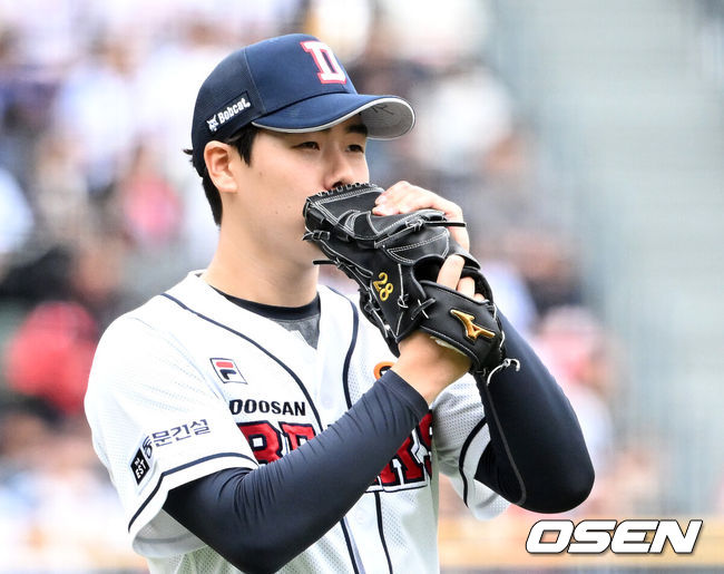 [OSEN=잠실, 이대선 기자] 3일 서울 잠실야구장에서 2024 신한 SOL뱅크 KBO 포스트시즌 와일드카드 결정 2차전 두산 베어스와 KT 위즈의 경기가 열렸다.두산은 최승용, KT는 웨스 벤자민을 선발 투수로 내세웠다.4회초 무사에서 두산 최승용이 KT 강백호를 땅볼로 처리하고 더그아웃으로 가며 글러브에 입을 맞추고 있다. 2024.10.03 /sunday@osen.co.kr