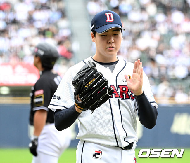 [OSEN=잠실, 이대선 기자] 3일 서울 잠실야구장에서 2024 신한 SOL뱅크 KBO 포스트시즌 와일드카드 결정 2차전 두산 베어스와 KT 위즈의 경기가 열렸다.두산은 최승용, KT는 웨스 벤자민을 선발 투수로 내세웠다.4회초 무사에서 두산 최승용이 KT 강백호를 땅볼로처리하고 더그아웃으로 가며 박수를 치고 있다. 2024.10.03 