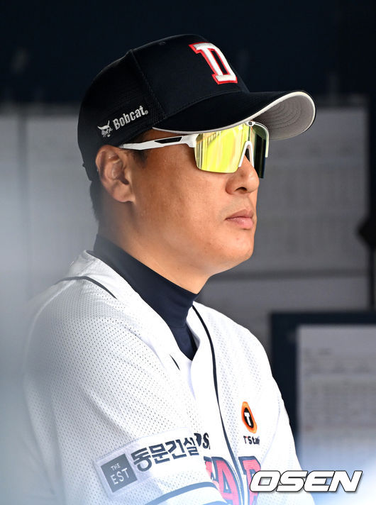 [OSEN=잠실, 이대선 기자] 3일 서울 잠실야구장에서 2024 신한 SOL뱅크 KBO 포스트시즌 와일드카드 결정 2차전 두산 베어스와 KT 위즈의 경기가 열렸다.두산은 최승용, KT는 웨스 벤자민을 선발 투수로 내세웠다.두산 이승엽 감독이 경기를 바라보고 있다. 2024.10.03 