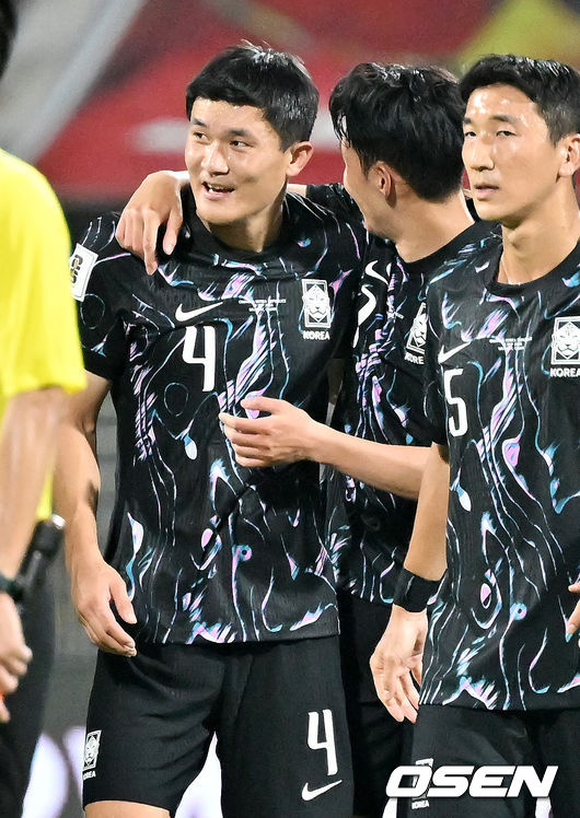 [OSEN=무스카트(오만) 민경훈 기자] 홍명보 감독이 이끄는 대한민국 축구 국가대표팀은 10일 오후 11시(이하 한국시간) 오만 무스카트의 술탄 카부스 종합운동장에서 오만과 2026 국제축구연맹(FIFA) 북중미 월드컵 아시아 지역 3차 예선 B조 2차전 맞대결에서 3-1 승리를 거뒀다.<br /><br />이로써 홍명보호는 지난 팔레스타인전 충격을 딛고 첫 승을 신고하는 데 성공했다.<br /><br />경기 종료 후 대한민국 김민재와 손흥민이 승리의 기쁨을 나누고 있다. 2024.09.10 / rumi@osen.co.kr