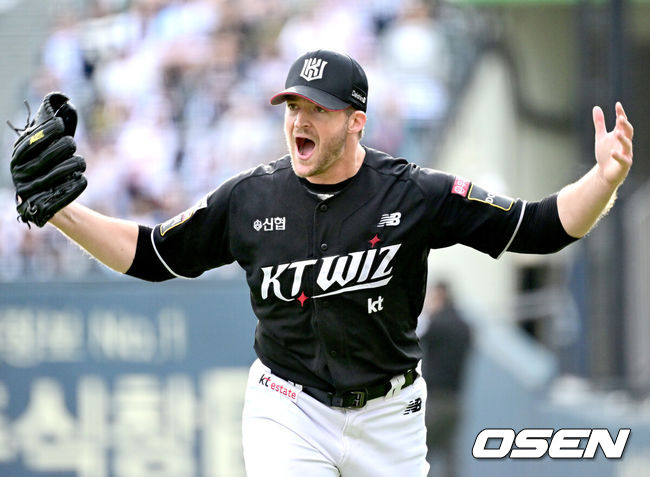 [OSEN=잠실, 최규한 기자] 3일 서울 잠실야구장에서 ‘2024 신한 SOL뱅크 KBO 포스트시즌’ 와일드카드 결정 2차전 두산 베어스와 KT 위즈의 경기가 열렸다.두산은 최승용, KT는 웨스 벤자민을 선발 투수로 내세웠다.7회말 두산 공격을 삼자범퇴로 막아낸 KT 선발 웨스 벤자민이 더그아웃으로 향하며 포효하고 있다 . 2024.10.03 / dreamer@osen.co.kr