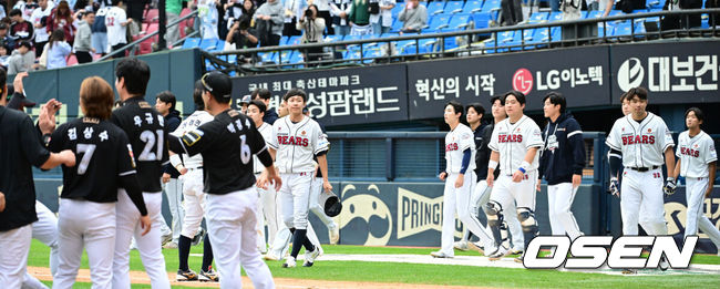 [OSEN=잠실, 최규한 기자] 프로야구 KT 위즈의 가을 마법이 계속됐다. KT는 역대 최초로 와일드카드 결정전에서 업셋을 만들며 준플레이오프에 진출했다.KT는 3일 서울 잠실구장에서 열린 2024 KBO리그 와일드카드 결정전 2차전에서 두산에 1-0으로 승리했다. 역대 최초 '5위 결정전'을 치르며 천신만고 끝에 와일드카드 결정전에 진출한 KT는 1차전 4-0 승리에 이어 2차전까지 이기며 2015년 와일드카드 도입 이후 5위가 4위를 꺾고 준플레이오프에 진출하는 최초 기록까지 만들었다. KT는 오는 5일 LG와 준플레이오프(5전3선승제)를 치른다. 경기를 마치고 두산 선수들이 팬들에게 인사하기 위해 그라운드로 나서고 있다. 2024.10.03 / dreamer@osen.co.kr