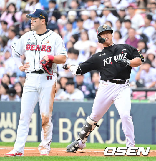 [OSEN=잠실, 최규한 기자] 3일 서울 잠실야구장에서 ‘2024 신한 SOL뱅크 KBO 포스트시즌’ 와일드카드 결정 2차전 두산 베어스와 KT 위즈의 경기가 열렸다.두산은 최승용, KT는 웨스 벤자민을 선발 투수로 내세웠다.6회초 1사 3루 상황 KT 강백호가 선제 1타점 적시타를 날리고 1루에 안착해 기뻐하고 있다. 아쉬워하는 두산 1루수는 양석환(왼쪽). 2024.10.03 / dreamer@osen.co.kr