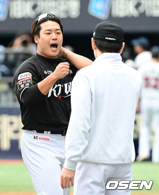 [OSEN=잠실, 최규한 기자] 프로야구 KT 위즈의 가을 마법이 계속됐다. KT는 역대 최초로 와일드카드 결정전에서 업셋을 만들며 준플레이오프에 진출했다.KT는 3일 서울 잠실구장에서 열린 2024 KBO리그 와일드카드 결정전 2차전에서 두산에 1-0으로 승리했다. 역대 최초 '5위 결정전'을 치르며 천신만고 끝에 와일드카드 결정전에 진출한 KT는 1차전 4-0 승리에 이어 2차전까지 이기며 2015년 와일드카드 도입 이후 5위가 4위를 꺾고 준플레이오프에 진출하는 최초 기록까지 만들었다. KT는 오는 5일 LG와 준플레이오프(5전3선승제)를 치른다. 경기를 마치고 KT 이강철 감독과 강백호가 인사를 나누고 있다. 2024.10.03 / 