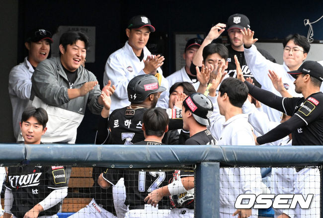 [OSEN=잠실, 이대선 기자] 3일 서울 잠실야구장에서 2024 신한 SOL뱅크 KBO 포스트시즌 와일드카드 결정 2차전 두산 베어스와 KT 위즈의 경기가 열렸다.두산은 최승용, KT는 웨스 벤자민을 선발 투수로 내세웠다.6회초 1사 2루에서 KT 강백호의 좌전 적시타 때 홈을 밟은 2루주자 로하스가 더그아웃에서 환호하고 있다. 2024.10.03 /sunday@osen.co.kr