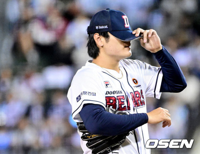 [OSEN=잠실, 최규한 기자] 2일 오후 서울 잠실야구장에서 ‘2024 신한 SOL뱅크 KBO 포스트시즌’ 와일드카드 결정 1차전 두산 베어스와 KT 위즈의 경기가 열렸다.두산은 곽빈, KT는 윌리엄 쿠에바스를 선발 투수로 내세웠다.2회초 무사 1루 상황 두산 선발 곽빈이 강판되며 모자를 고쳐쓰고 있다. 2024.10.02 / dreamer@osen.co.kr