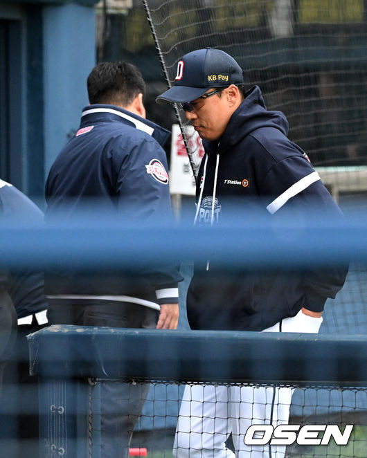 [OSEN=잠실, 이대선 기자] 프로야구 KT 위즈의 가을 마법이 계속됐다. KT는 역대 최초로 와일드카드 결정전에서 업셋을 만들며 준플레이오프에 진출했다.KT는 3일 서울 잠실구장에서 열린 2024 KBO리그 와일드카드 결정전 2차전에서 두산에 1-0으로 승리했다.경기 종료 후 두산 이승엽 감독이 인터뷰를 마치고 경기장을 나가고 있다. 2024.10.03 /