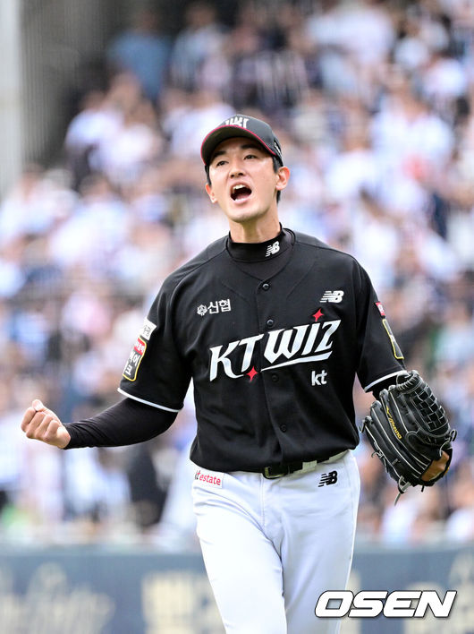 [OSEN=잠실, 최규한 기자] 3일 서울 잠실야구장에서 ‘2024 신한 SOL뱅크 KBO 포스트시즌’ 와일드카드 결정 2차전 두산 베어스와 KT 위즈의 경기가 열렸다.두산은 최승용, KT는 웨스 벤자민을 선발 투수로 내세웠다.8회말 두산 공격을 삼자범퇴로 막아낸 KT 고영표가 포효하고 있다 . 2024.10.03 / dreamer@osen.co.kr